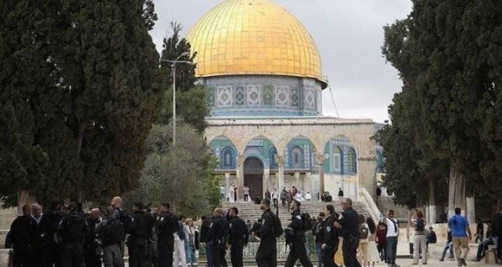 عشرات المستوطنين يقتحمون الأقصى