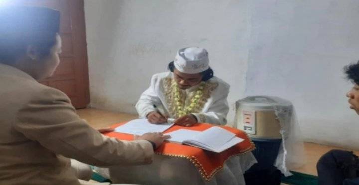 إندونيسى يتزوج آلة طبخ الأرز ويطلقها بعد 4 أيام.. صور