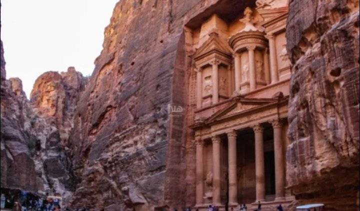 البترا تستقبل ألف سائح أجنبي لأول مرة منذ بدء الجائحة