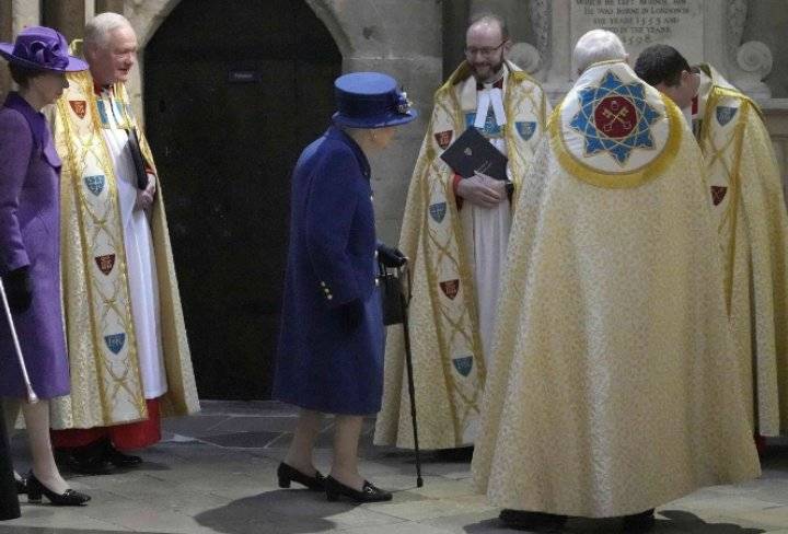 إطلالة نادرة للملكة إليزابيت مستعينة بعصا