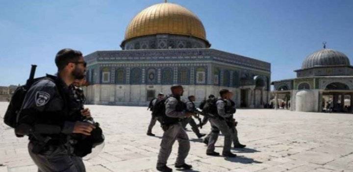 قوات الاحتلال تعتقل 3 فلسطينيين من باحات المسجد الأقصى