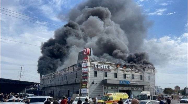 انهيار مركز تجاري في إسرائيل بعد أن التهمته النيران_ صور