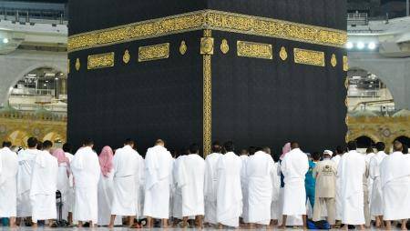 استووا .. اعتدلوا .. تراصوا .. سدوا الخلل بالحرم المكي (صور)