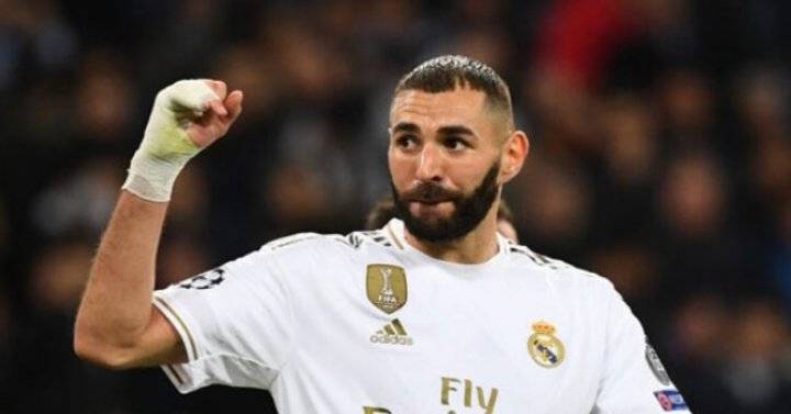 بنزيما يفوز بجائزة جديدة