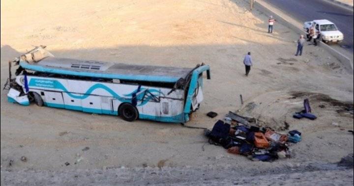 حادث مروع في مصر.. مصرع 19 شخصًا في تصادم سيارة نقل وحافلة