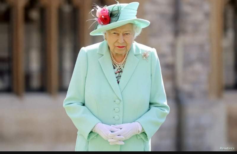 ملكة بريطانيا تعود لقصرها بعد قضائها ليلة في المستشفى