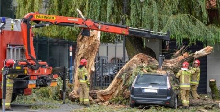 مصرع أربعة أشخاص جراء عاصفة قوية في بولندا