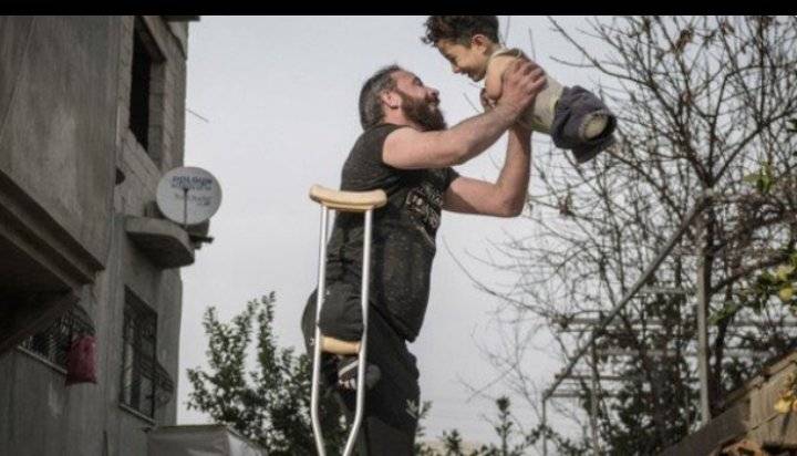 صورة مؤلمة لأب سوري وابنه تفوز بجائزة دولية