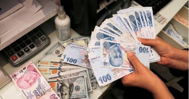 هبوط الليرة التركية لمستوى قياسي