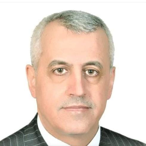 الدكتور المعايعة ينهي الدكتور أحمد حياصات على إنجازاته العلميه.