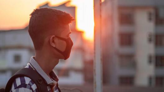 فرنسا تعيد فرض إلزامية وضع الكمامات بالمدارس من الاثنين المقبل