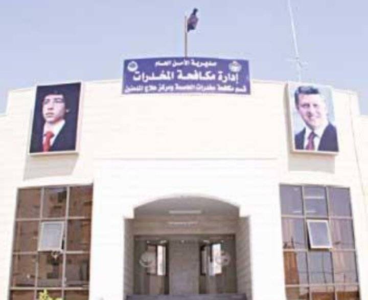 مدير وضباط مكافحة المخدرات يباركون لزملائهم الذي تم ترفيعهم