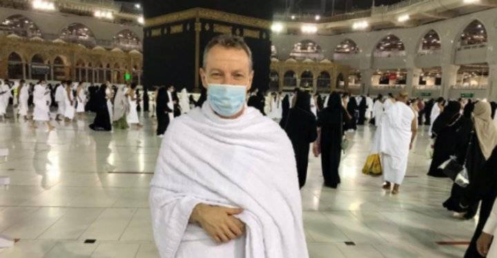 الدبلوماسي البريطاني سيف الدين آشهر.. دخلت الإسلام قبل 25 عام