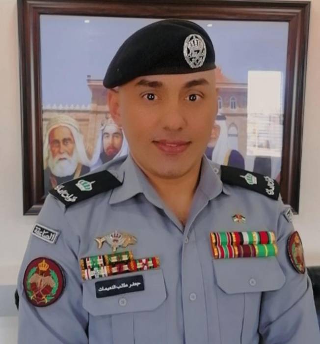 الفريق المتقاعد  الطيب يُهنئ جعفر النعيمات بالترفيع إلى رتبة رائد بالامن العام