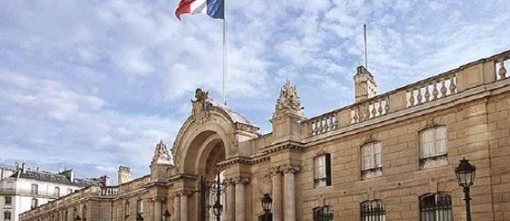 فرنسا تعدل اللون الأزرق في علمها