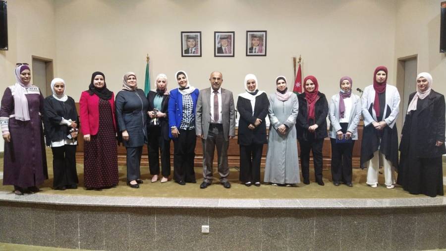 نائب رئيس الجامعة الحراحشة يلتقي الأكاديميات في الجامعة