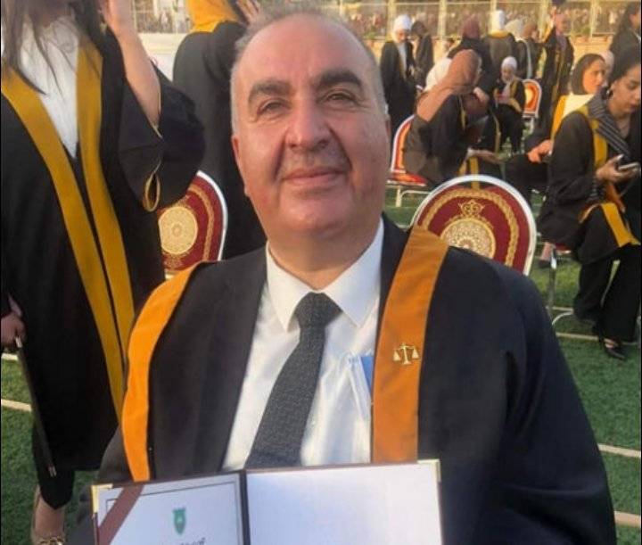 كفيف خمسيني يحصل على البكالوريوس من الأردنية