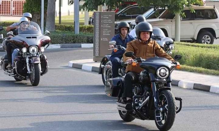 الرئيس البرازيلي يتجول في شوارع قطر بدراجة نارية ويزور ملعب نهائي مونديال 2022