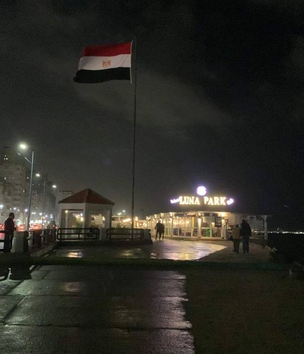 أمطار غزيرة تضرب الإسكندرية....فيديو