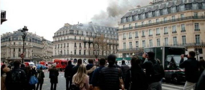 حريق ضخم قرب ميدان الأوبرا وسط باريس
