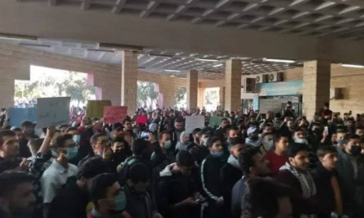 جامعة خاصة تتوعد بفصل طلبة شاركوا بوقفة رفضا لـ “إعلان النوايا”