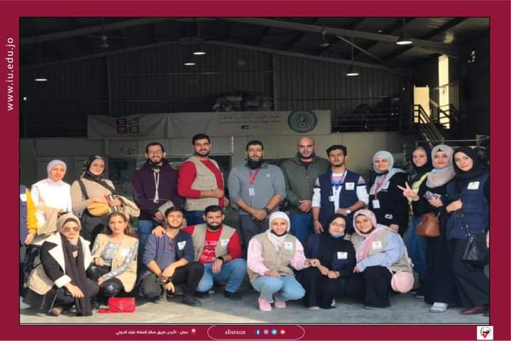 عمادة شؤون الطلبة في الإسراء تنظم يوماً تطوعياً في بنك الملابس