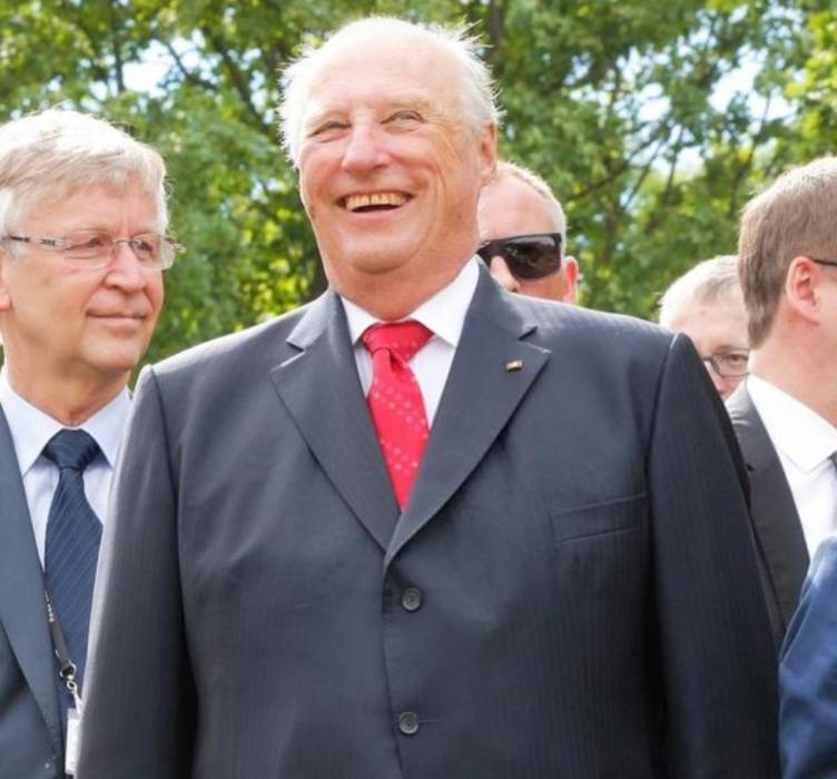 في عمر الـ 83 عاما.. هارلد الخامس ملك النرويج يحصل على أول هاتف محمول في حياته