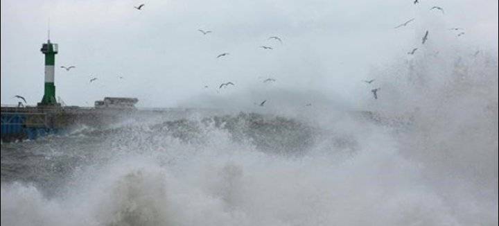 مصرع شخصين مع اجتياح العاصفة أروين مناطق عديدة في بريطانيا