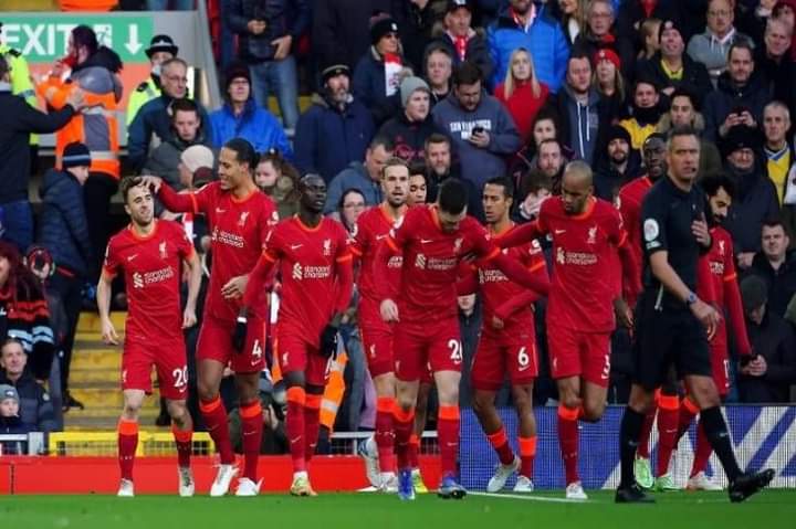 ليفربول يكتسح ساوثامبتون ويواصل التمسك بالقمة قبل الديربي