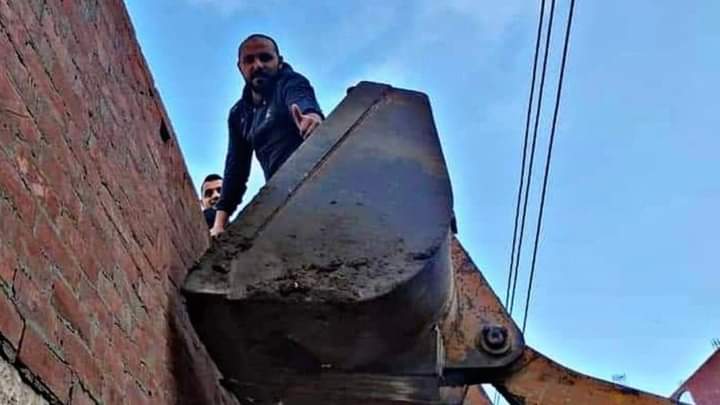استبعد من الملعب فأتى على ظهر جرافة.. مدرب كرة يشغل مصر