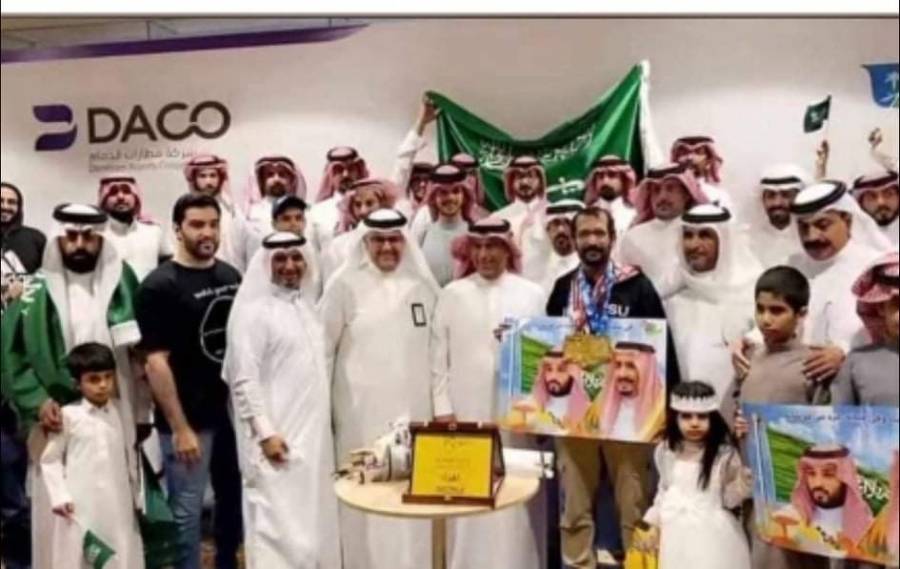 سعودي ذهب لعلاج ابنه في أمريكا فعاد بطلاً للعالم للجوجيتسو القتالية...صور