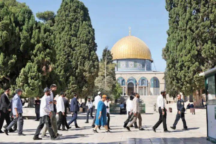 مستوطنون متطرفون يقتحمون باحات الأقصى