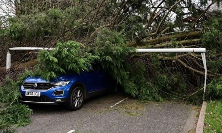 بريطانيا تحذر من موجة صقيع قطبية بعد مقتل ثلاثة جراء عاصفة “أروين”