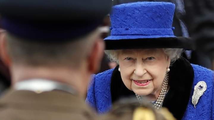 ملكة بريطانيا تملك هاتف سامسونغ وترد على اتصالات شخصين فقط