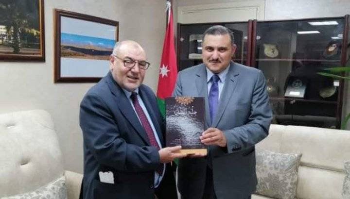 الجامعة الهاشمية تُصدر كتاب حِلْيَةُ الفَضْلِ: دِرَاسَاتٌ فِي التَّكَامُلِ الـمَـعْرِفِيِّ