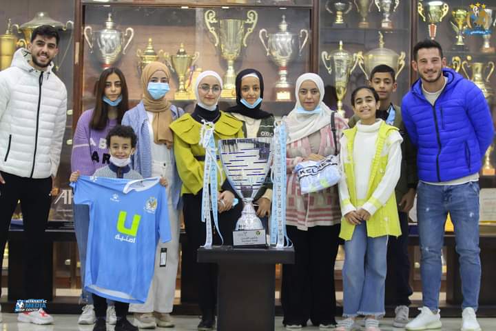 الفيصلي يلبي طلب إحدى المشجعات