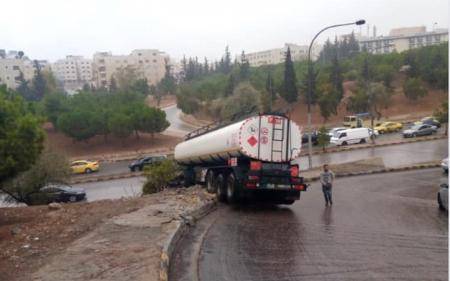 انزلاق صهريج بترول وخروجه عن مساره على شارع الأردن