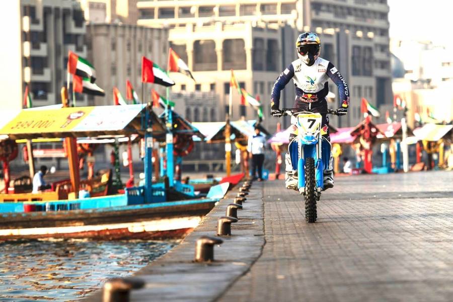 الإماراتي محمد البلوشي يطوف الإمارات السبع احتفالاً بالعيد الوطني الخمسين