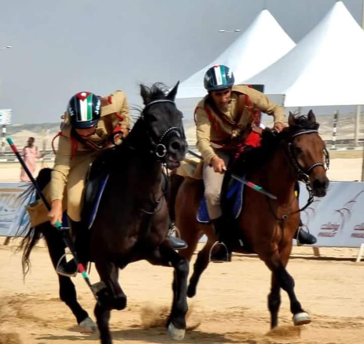 فرسان الأمن العام يختتمون معسكرهم التدريبي للمشاركة بالبطولة الدولية لالتقاط الاوتاد باللباس التقليدي .