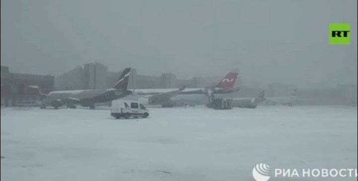 الطقس يتسبب بإلغاء وتأجيل 50 رحلة في مطارات موسكو