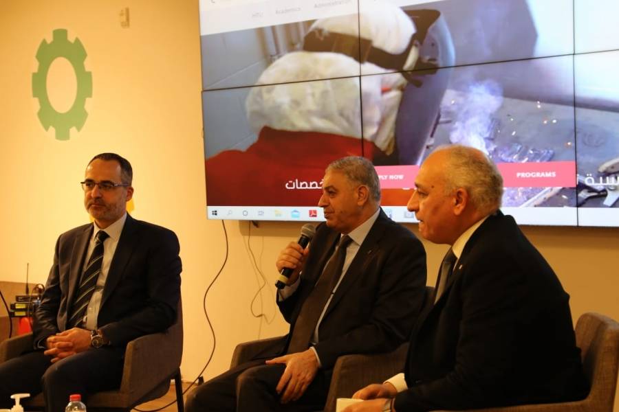خلال لقاءه الهيئة التدريسية والطلبة المستفيدين من منحة البوتاس الدراسية...صور