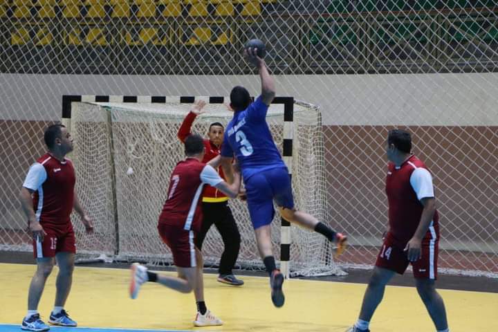 (أمن الملاعب) و (الدفاع المدني) يضربان موعدا في نهائي بطولة الأمن العام السنوية لكرة اليد
