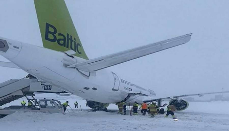 انزلاق طائرة وزير خارجية لاتفيا عن مدرج المطار