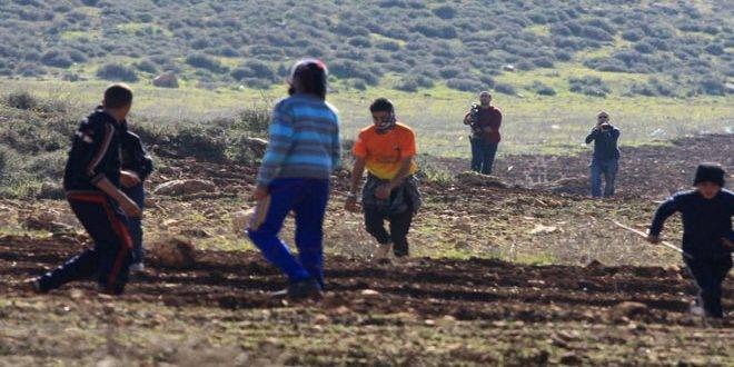 مستوطنون إسرائيليون يعتدون على المزارعين الفلسطينيين جنوب الخليل