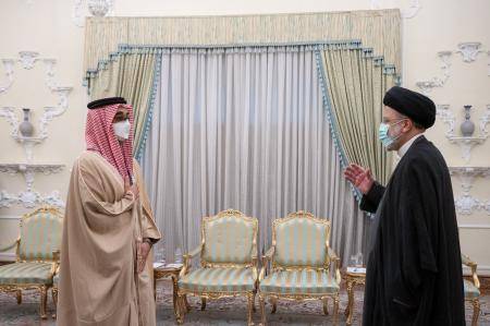 طحنون بن زايد في طهران ويلتقي الرئيس الايراني