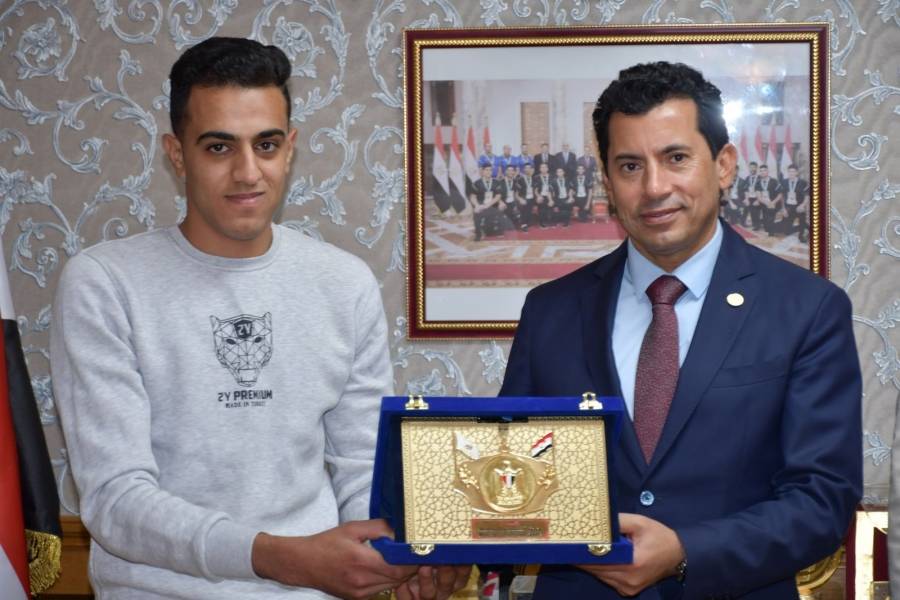 شاب مصري يعثر على مليون جنيه ويسلمه لصاحبه