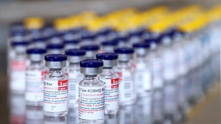 عام على إعطاء أول جرعة لقاح بالعالم ضد كورونا