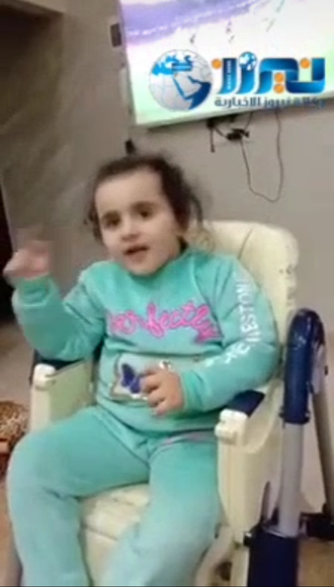شاهد لحظة تشجيع الطفلة كارلا فياض الواكد المنتخب الوطني الاردني ضد نظيره المصري ...فيديو