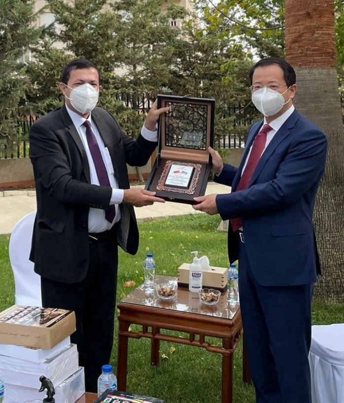 السفير الصيني يستقبل المؤرخ العرموطي مؤلف ومُعِد موسوعة عمان