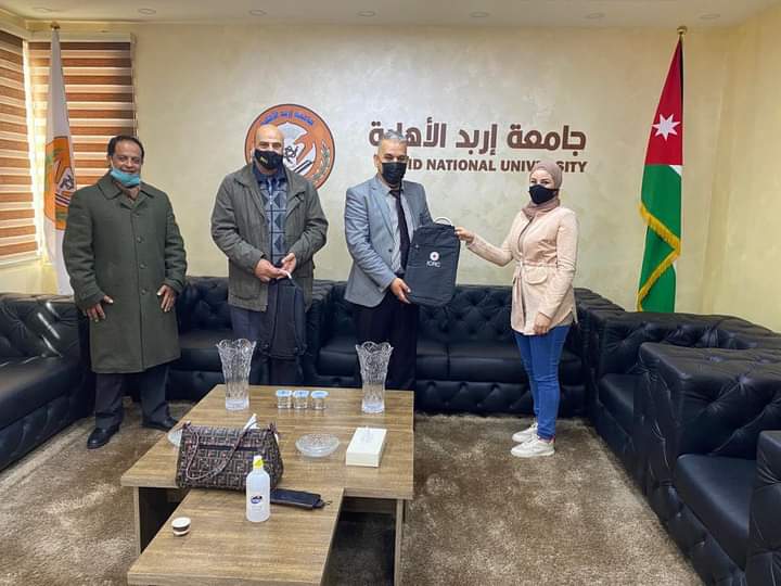 جامعة إربد الأهلية تُكرم مجموعة من طلبة كلية القانون